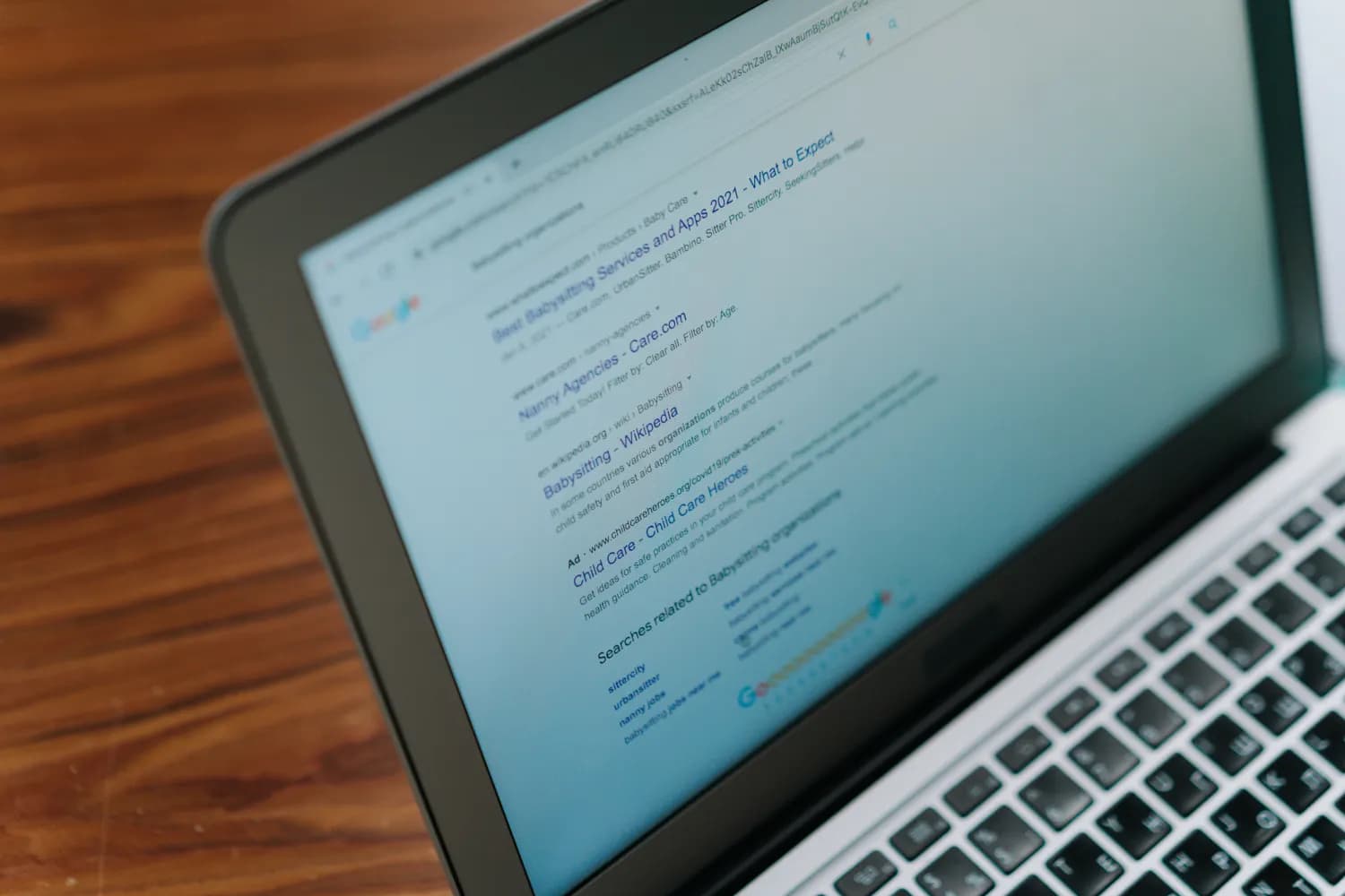Une page de résultats Google sur l'écran d'un ordinateur portable, où une annonce apparaît sous les résultats naturels