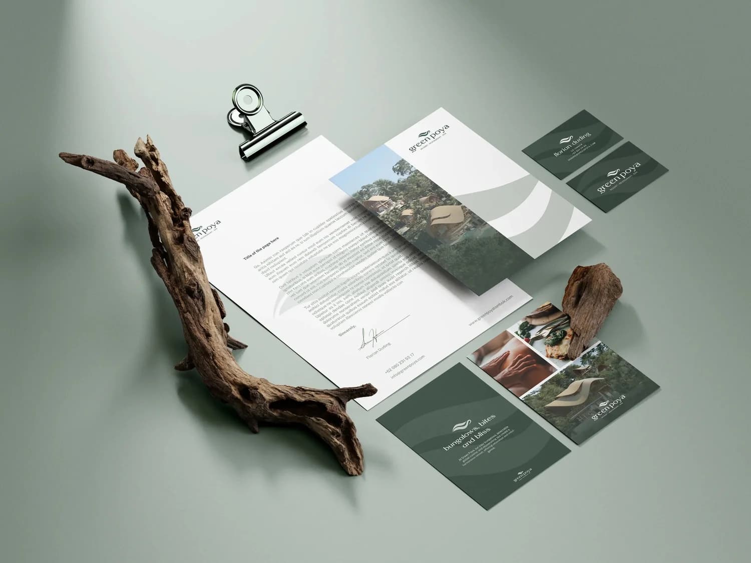 Papeterie Green Poya à plat : papier en-tête, cartes de visite et brochures sur fond vert d'eau