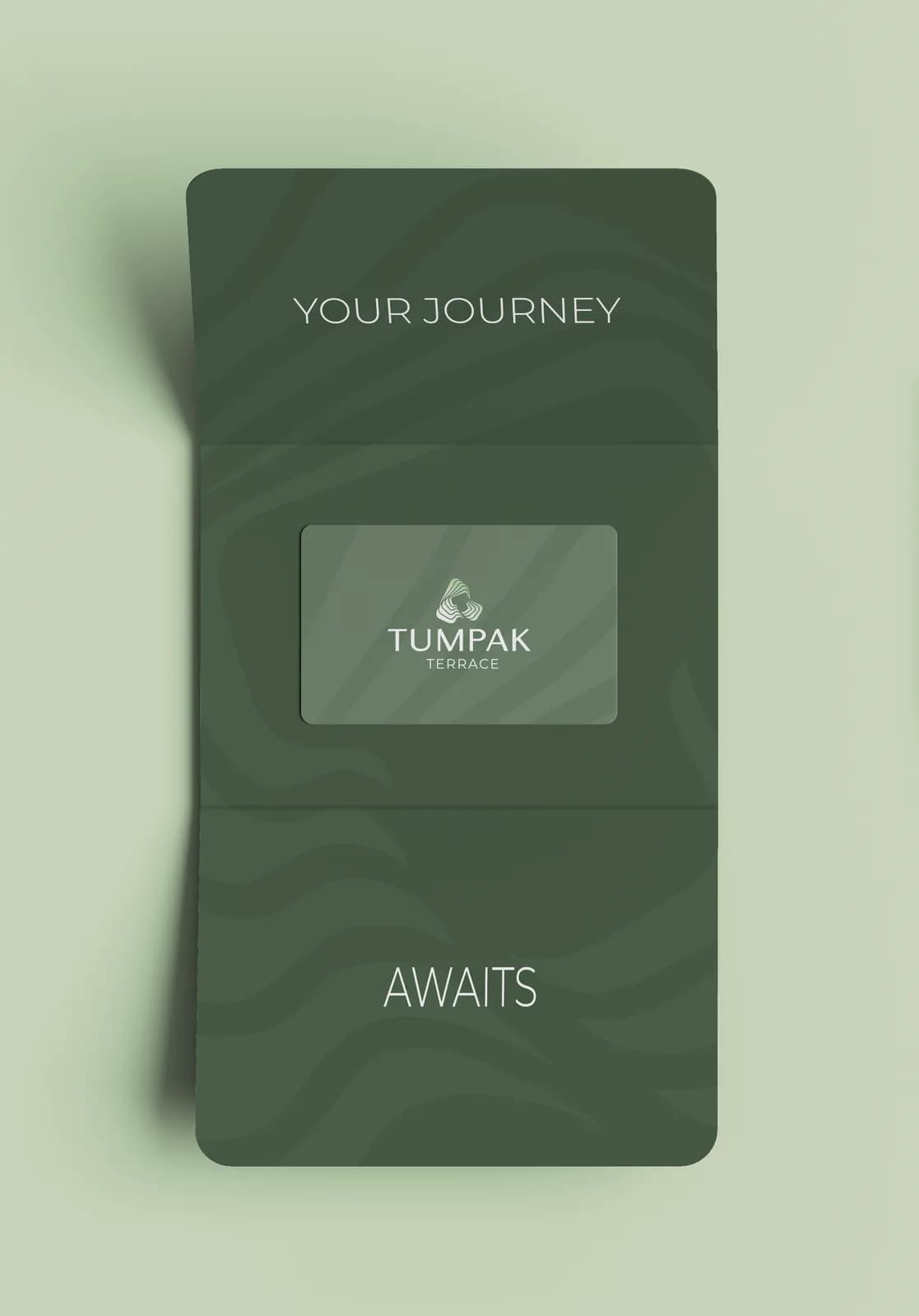 Pochette porte-clé Tumpak Terrace dépliée, vert forêt, lisant « Your journey awaits »